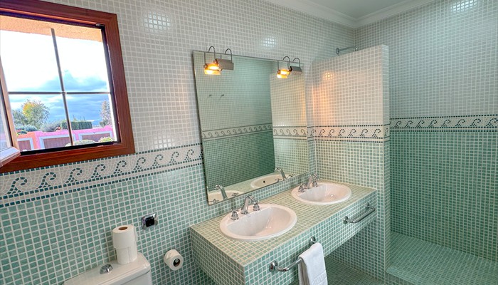 15 Powderhorn bathroom